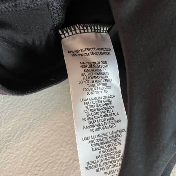 ⭐️ NWT - CALVIN KLEIN PERFORMANCE WOMENS LOW IMPACT CROP TOP - New with tags! - Picture 9 of 10